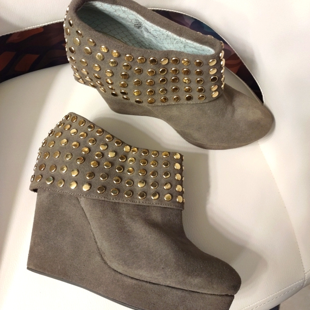 Matiko, Size 10, Taupe Suede Wedge Shoe Boot